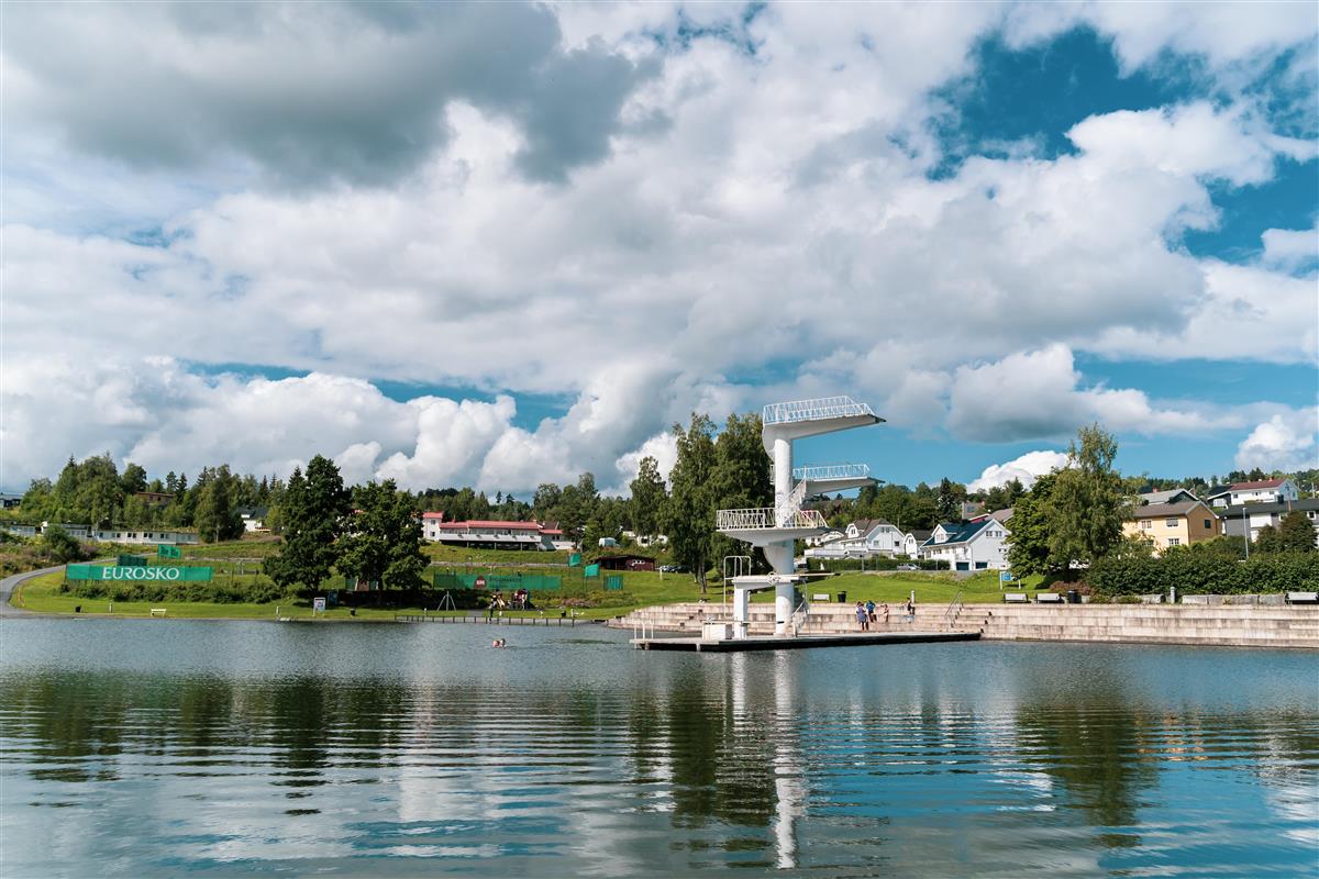 Oversikt over Fastland friluftsbad med stupetårn. Foto - Klikk for stort bilde
